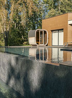 piscine à déversement avec sauna