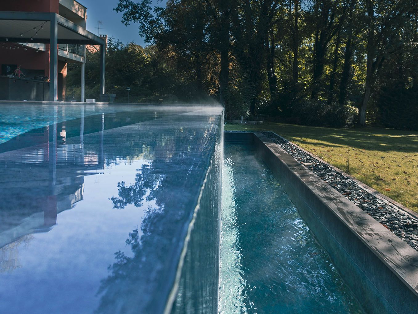 piscine à débordement avec végétation
