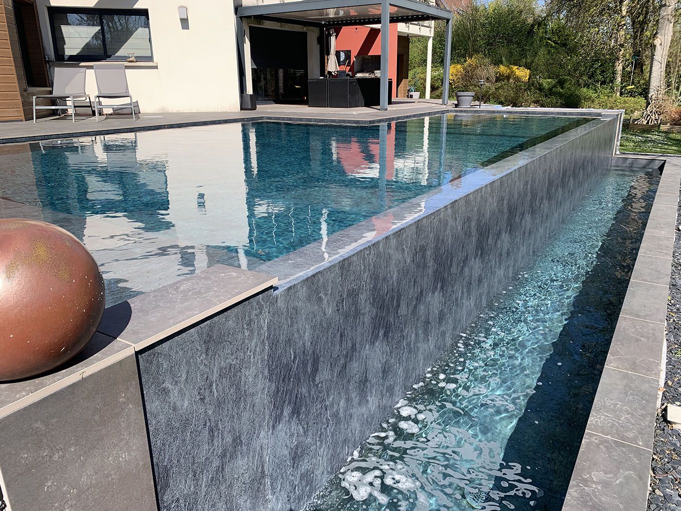 piscine à débordement avec terrasse