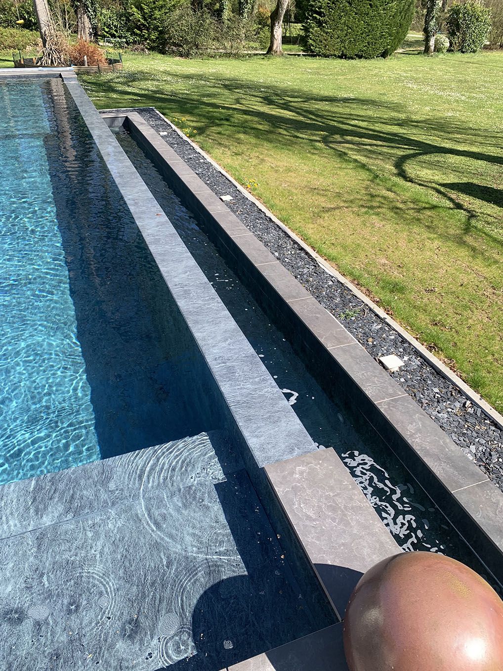 piscine à débordement avec pelouse