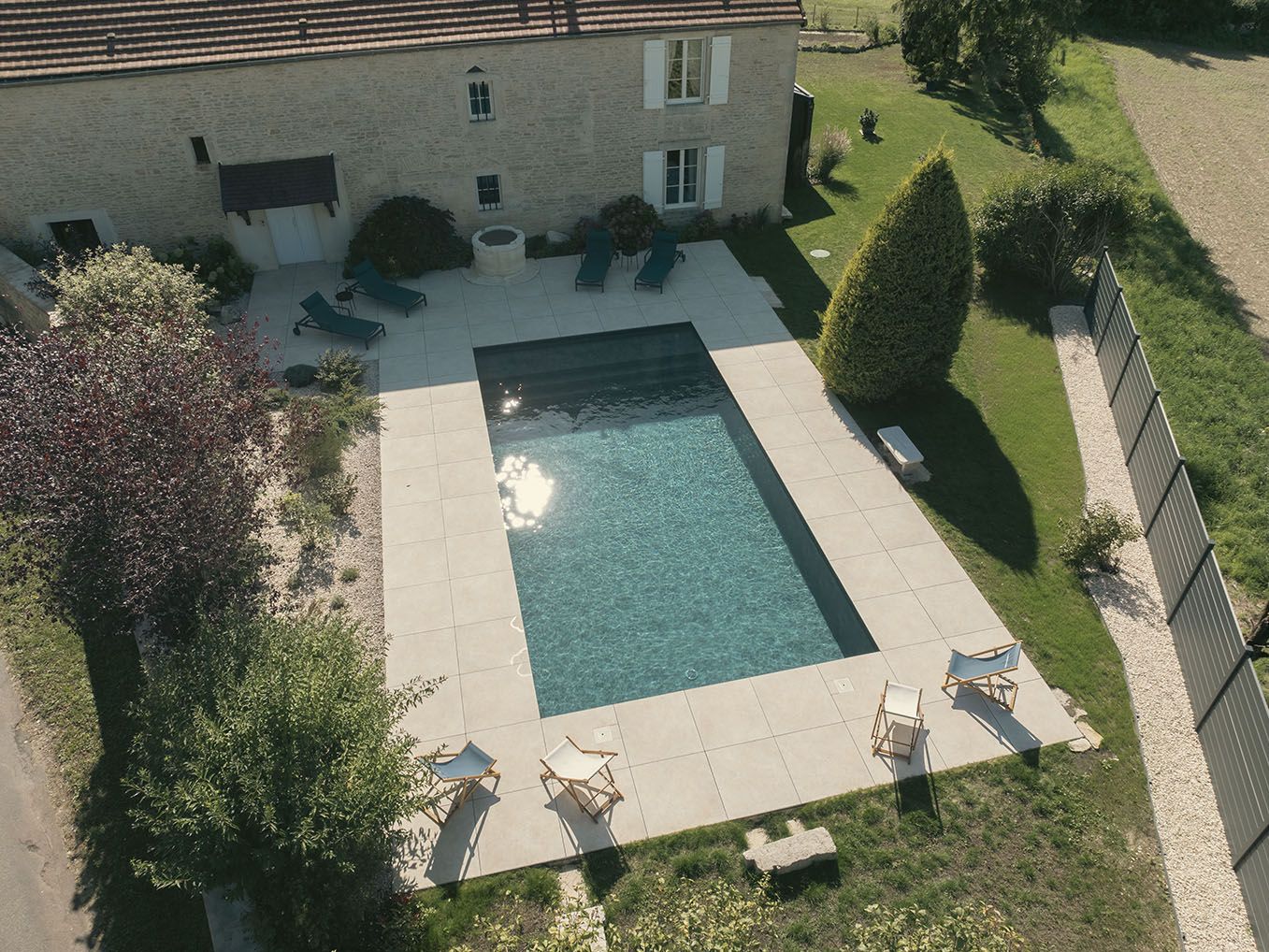 piscine rectangulaire ensoleillée