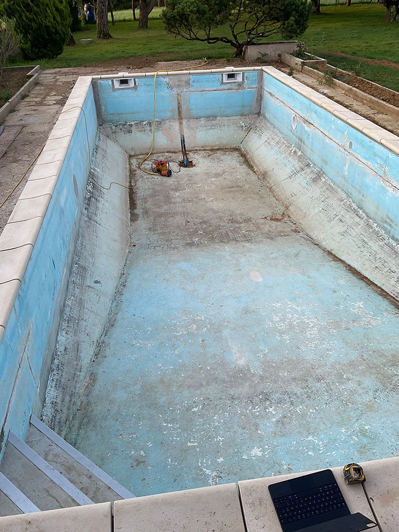 piscine vide à rénover