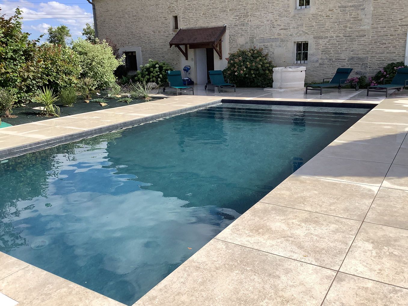 piscine rectangulaire ensoleillée