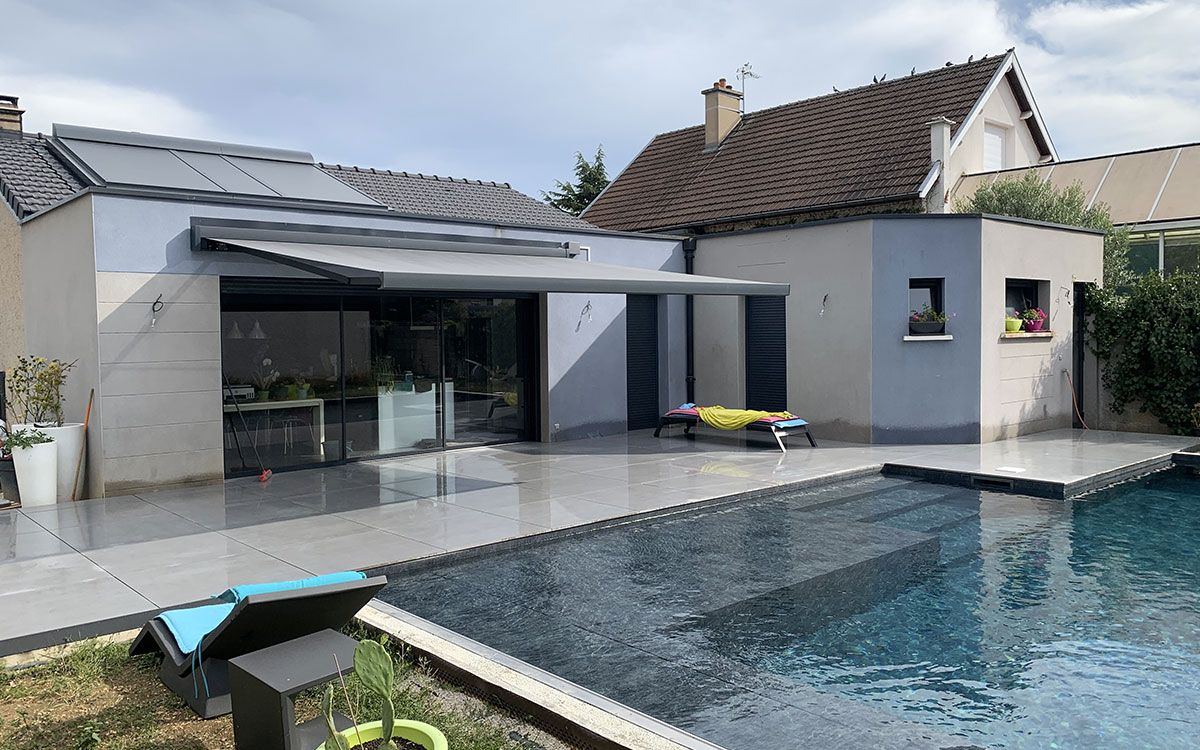 piscine construite avec terrasse