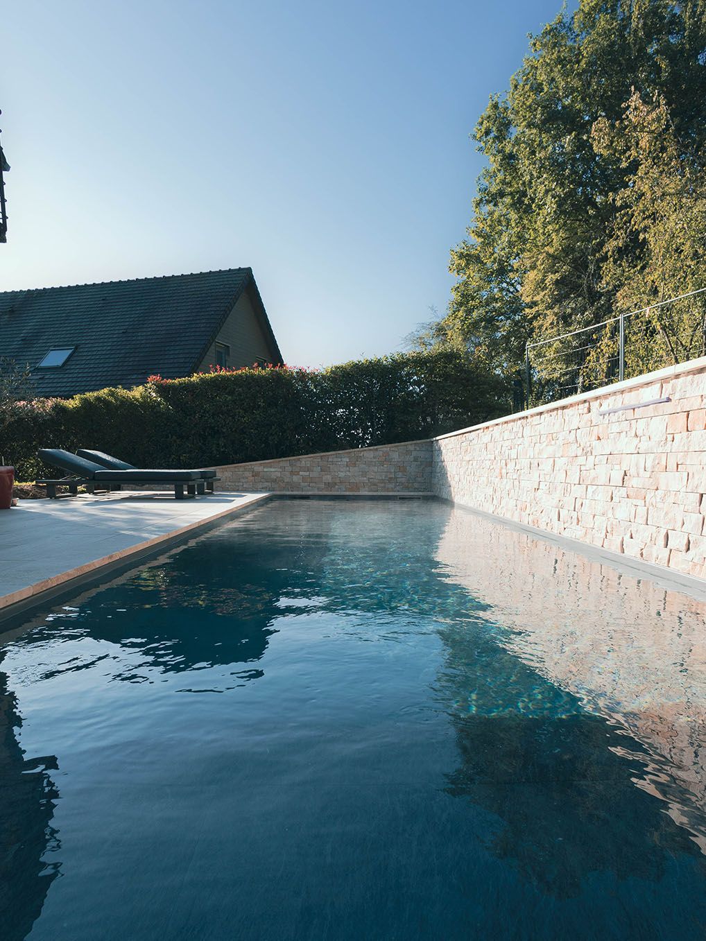 piscine à déversement avec terrasse