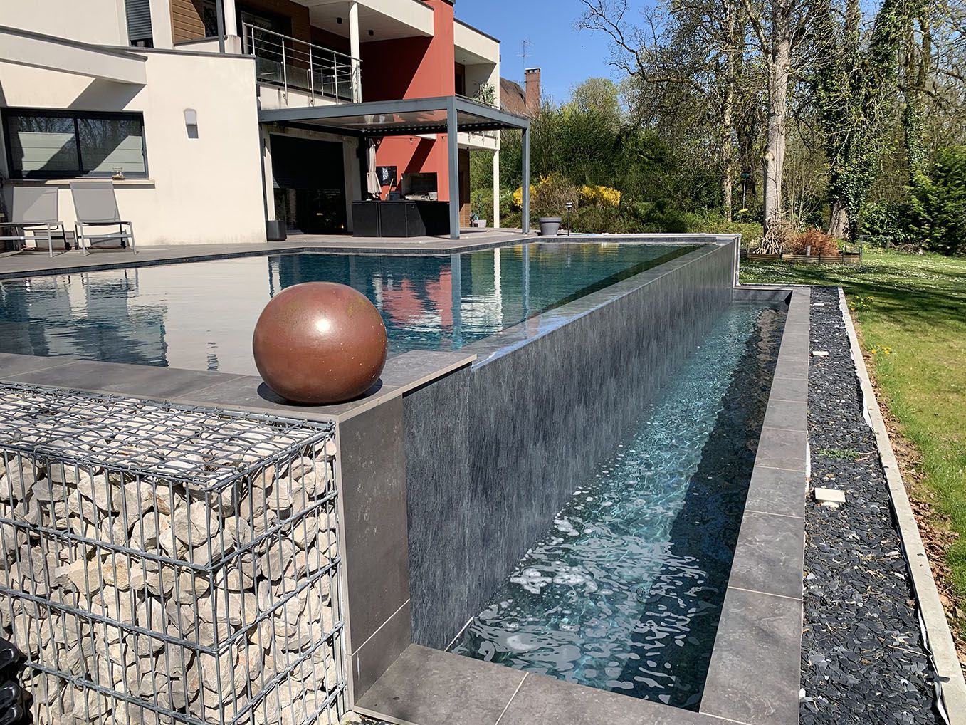 piscine à débordement avec terrasse