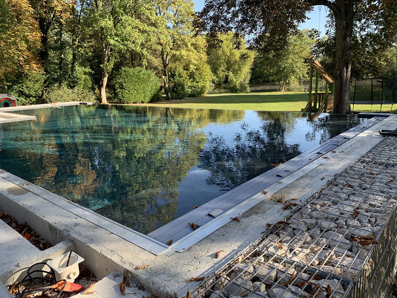 piscine à débordement avec jardin