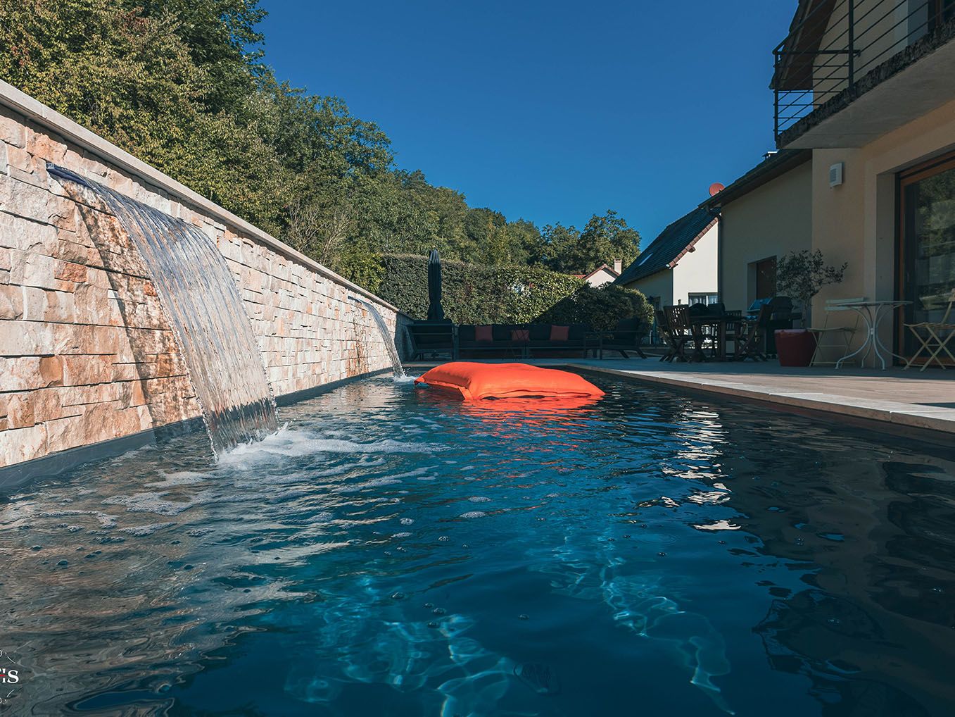 piscine à déversement avec cascade