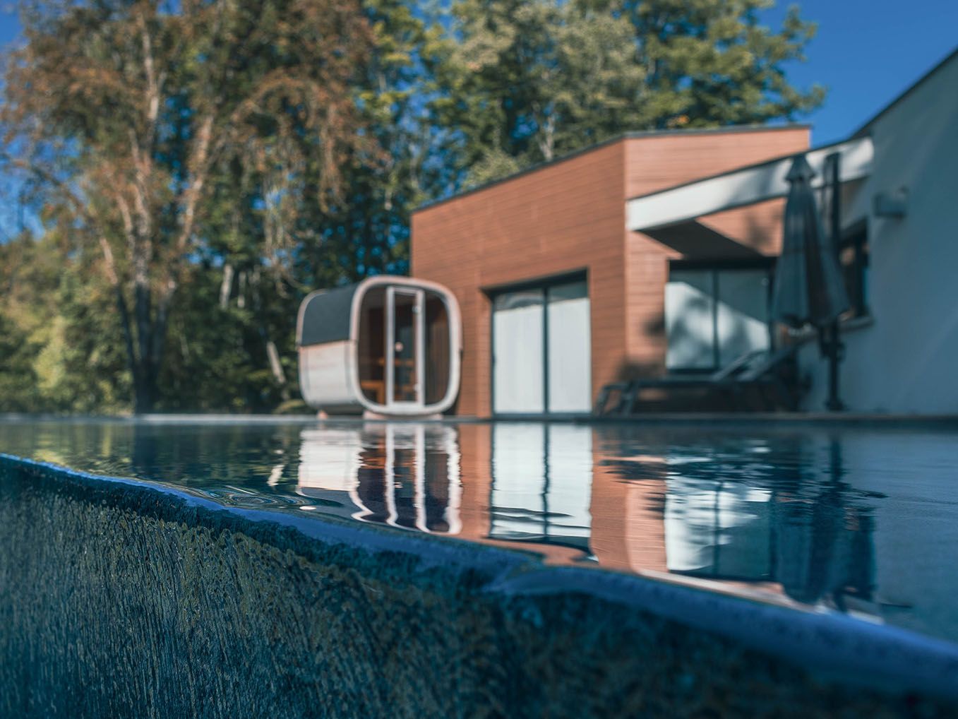 piscine à débordement avec sauna