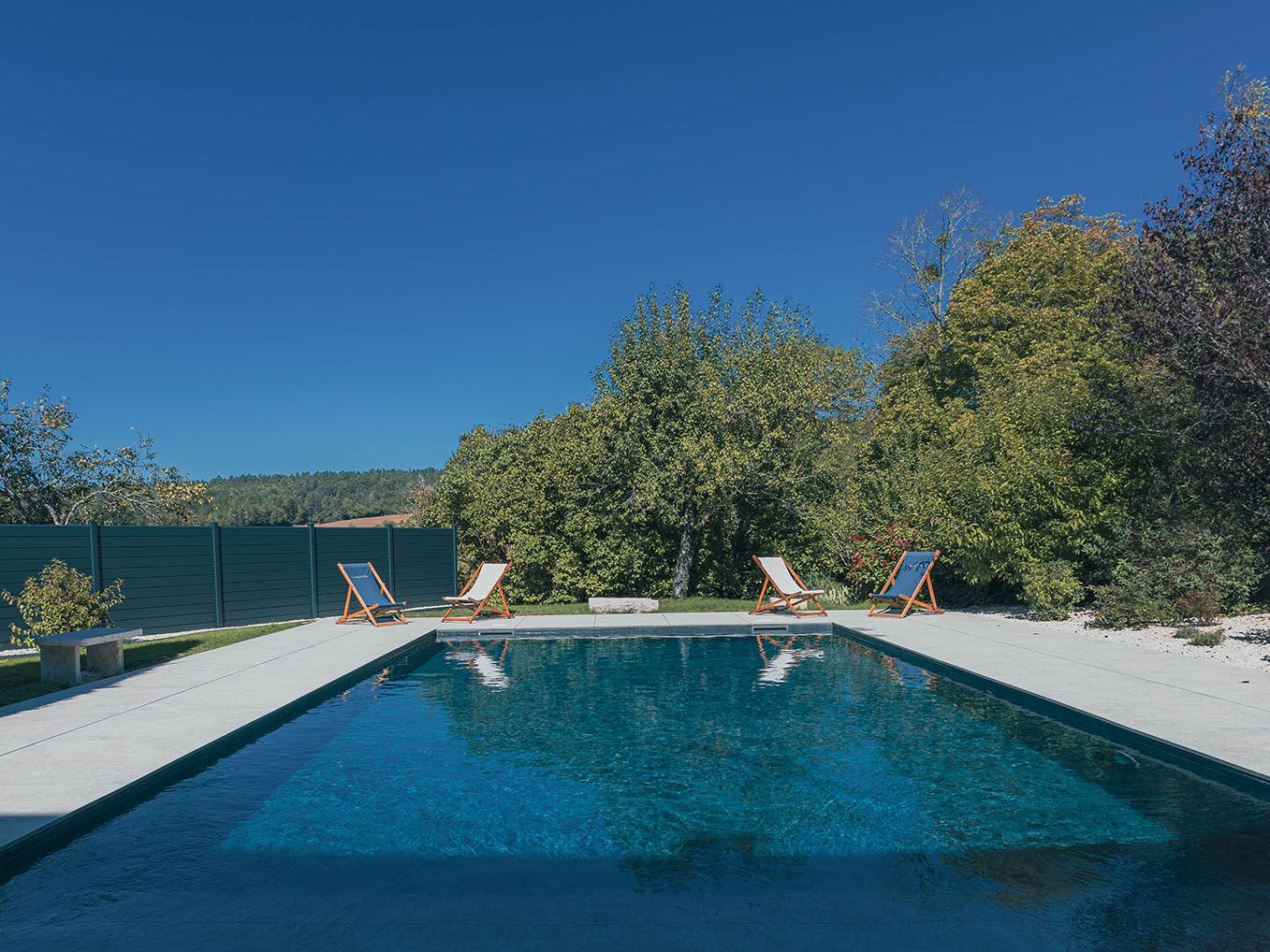 piscine rectangulaire ensoleillée