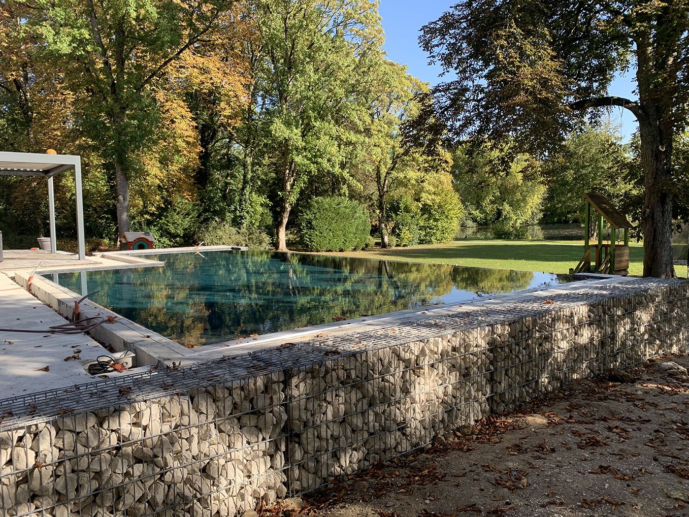 piscine à débordement avec jardin