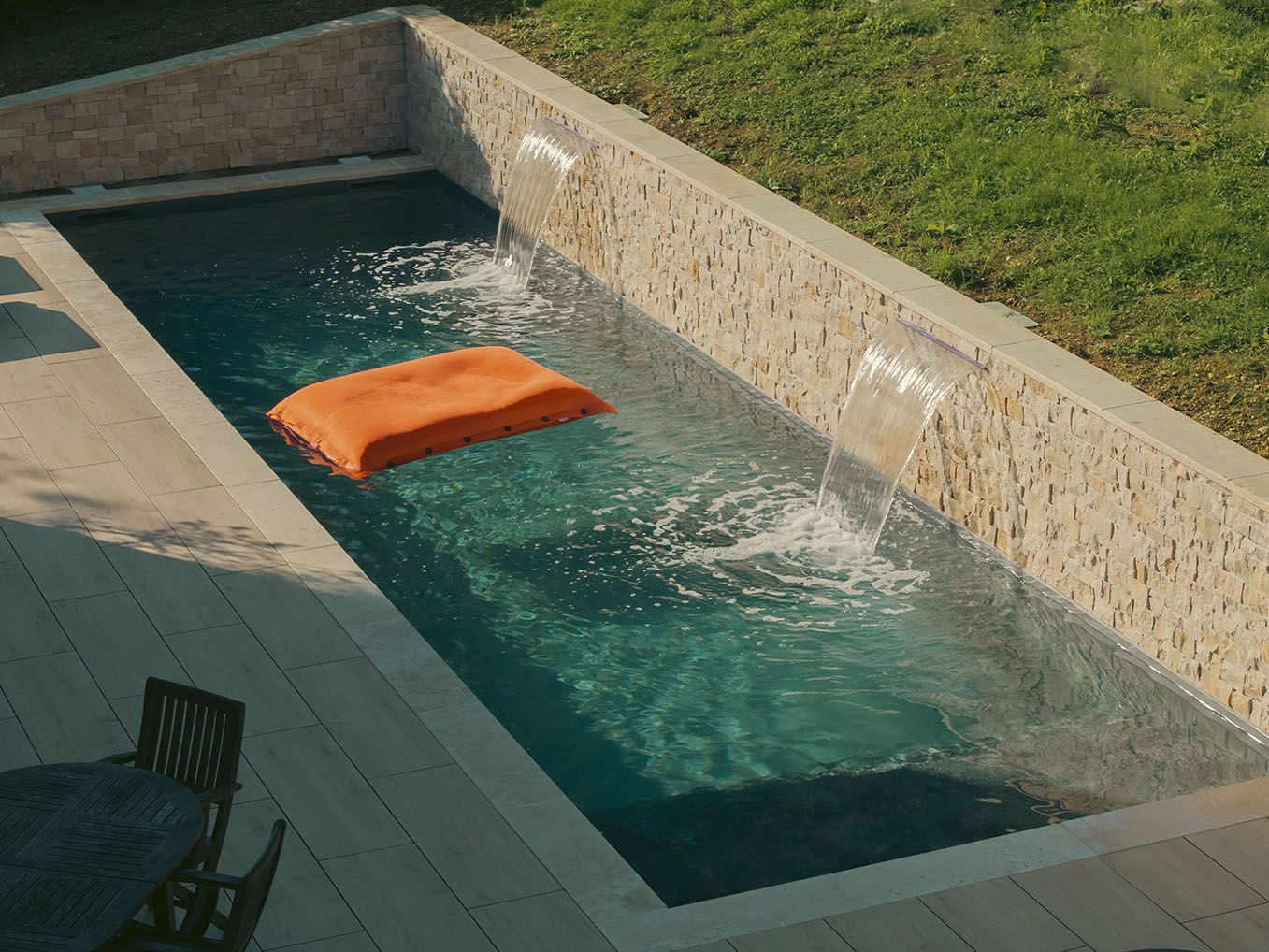 piscine à déversement avec terrasse