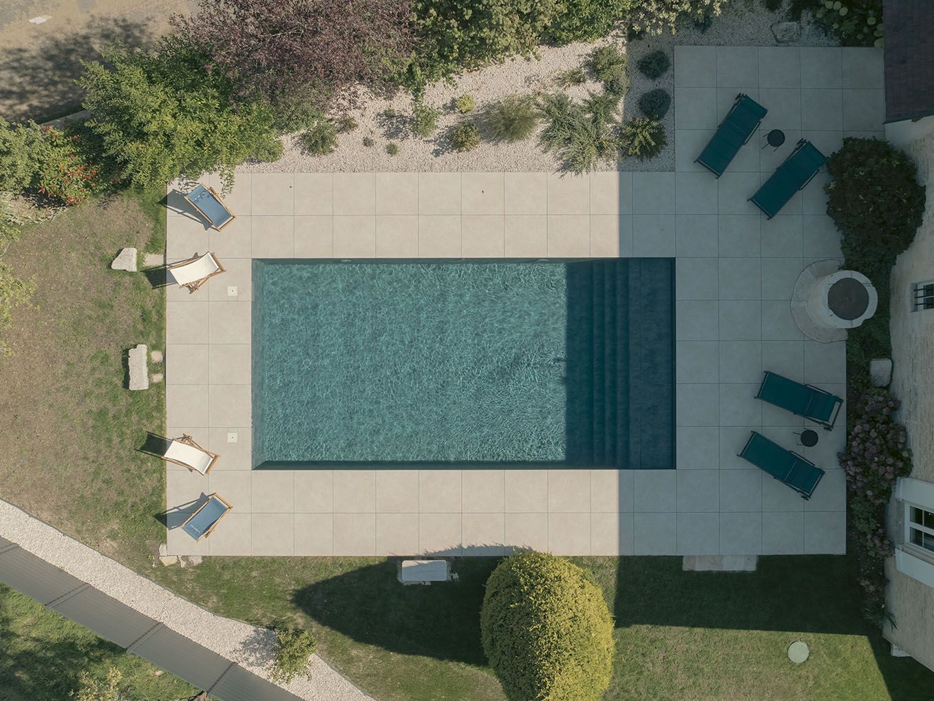 piscine rectangulaire ensoleillée